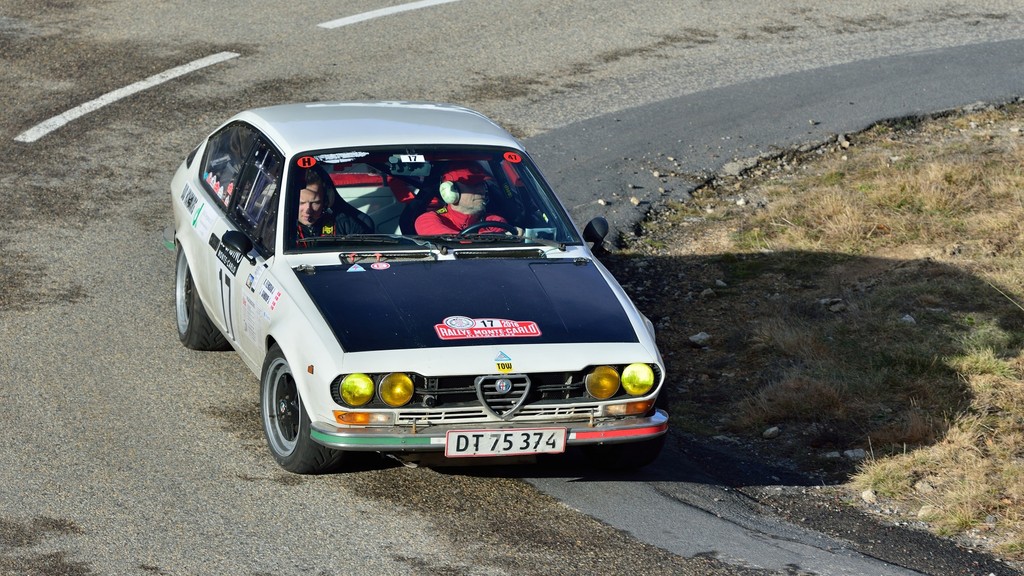 Jens Gandrup Jørgensen (Odense) og Kristian Flensbak Jørgensen (Aarhus) kørte sig mandag frem fra en placering som nr. 31 til nr. 24 i deres Alfa Romeo Alfetta GTV fra 1977. Men de savner sneen.
(Foto: Michael Eisenberg)